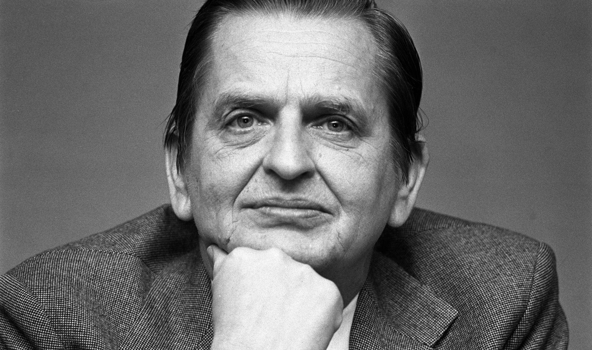 Una imatge en blanc i negre d'Olof Palme, Primer Ministre de Suècia durant 1969-1976 i 1982-1986 